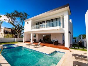 dom z basenem przed nim w obiekcie Luxury Tropical Paradise Villa 4B Heated Pool w mieście Camú