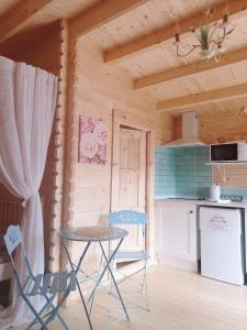 a kitchen with a table and chairs in a cabin at Le Cottage OneHeart in Saverne