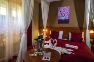 Posteľ alebo postele v izbe v ubytovaní Patak Park Hotel Visegrád