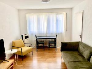uma sala de estar com um sofá e uma mesa em City Apartment - close to town - by PA em Lucerna
