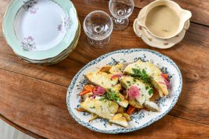 un tavolo con un piatto di cibo su un tavolo di Novotel Orléans Sud La Source a Orléans