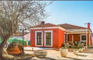 une petite maison avec une orange dans l'établissement Casa situada en un entorno natural Casa Rural La Serena, à Trujillo