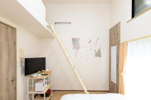escalera en la sala de estar con TV en Rooms天神 02, en Fukuoka