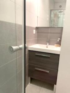 Ένα μπάνιο στο Charmant appartement à La Baule 67 m² vue jardin et mer