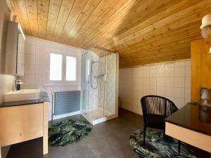 Foto sihtkohas Sigriswil asuva majutusasutuse CHALET EGGLEN "Typical Swiss House, Best Views, Private Jacuzzi" galeriist
