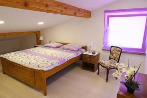1 dormitorio con 1 cama, 1 silla y 1 ventana en Relax apartment near Opatija, Sauna, jacuzzi, en Marinići