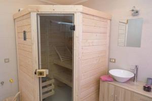 uma casa de banho com um chuveiro e um lavatório. em Relax apartment near Opatija, Sauna, jacuzzi em Marinići