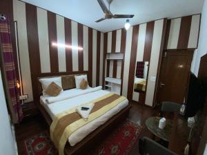 Postel nebo postele na pokoji v ubytování Golden Homestay