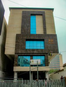 un edificio con una valla delante en RR Mount Elite Suites en Chennai