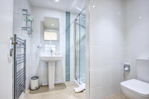 Bilik mandi di Rooms At Aysgarth ,Town Ends