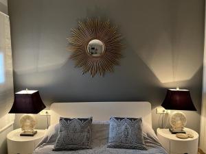 マニルバにあるFlamingo Apartment Coto Real La Duquesaのベッドルーム1室(ランプ2つ、鏡付)