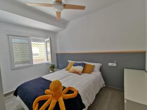 een slaapkamer met een bed met een octopus erop bij Casa playa in Santa Pola