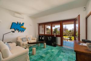 un soggiorno con divano e tavolo di Villa Arrecifes a Fertilia