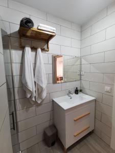 een badkamer met een wastafel en een spiegel bij Casa playa in Santa Pola