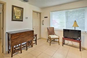 Télévision ou salle de divertissement dans l'établissement Downtown Delray Beach Vacation Rental Large Yard!