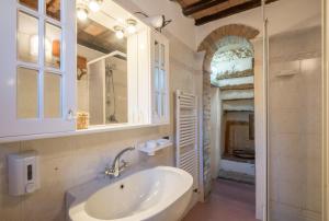 A bathroom at Casale Rosennano - Scuderie Még 19 kép