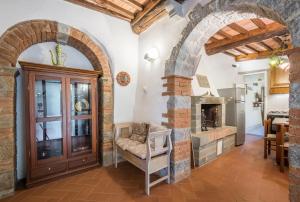 A kitchen or kitchenette at Casale Rosennano - Scuderie