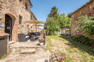 A garden outside Casale Rosennano - Scuderie