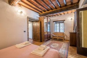 A bed or beds in a room at Casale Rosennano - Scuderie