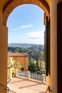 - une vue depuis le balcon d'une maison dans l'établissement Castellinaria, à Lari