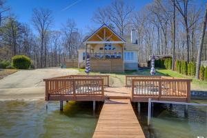 una casa con dos bancos en un muelle en el agua en Georgia Vacation Rental on Jackson Lake with Dock, en Jackson