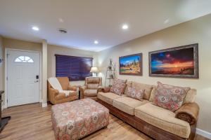 Χώρος καθιστικού στο Lookout Deck and Mtn Views Banner Elk Condo!