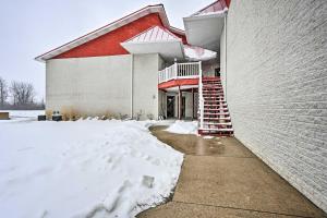 um edifício com um telhado vermelho na neve em Pigeon Studio about 4 Mi to Caseville Public Beach! em Pigeon