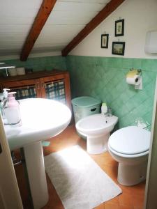 uma casa de banho com 2 lavatórios brancos e um WC em Casa sul mare in Sicilia, Acireale-Stazzo em Acireale