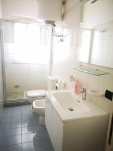 uma casa de banho branca com um WC e um lavatório em Casa sul mare in Sicilia, Acireale-Stazzo em Acireale