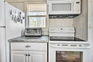 Gallery image of Unplugged Mountain Retreat with Porch Swings! in Imler +16 photos