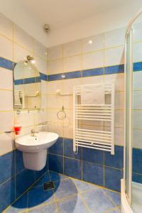 Ванная комната в Double Room Lukre with city view