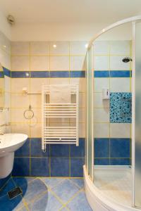 W łazience znajduje się prysznic i umywalka. w obiekcie Double Room Lukre with city view w Dubrowniku