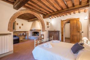Ένα ή περισσότερα κρεβάτια σε δωμάτιο στο Casale Rosennano - Tinaia