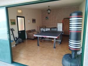 ein Wohnzimmer mit einer Tischtennisplatte in der Unterkunft Casa da Viña 