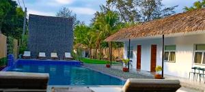 Sundlaugin á Sunset Villas Palauig Zambales eða í nágrenninu