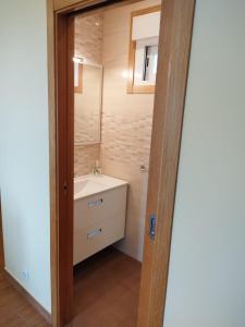 a bathroom with a sink and a mirror at Casa da Viña in Guillade