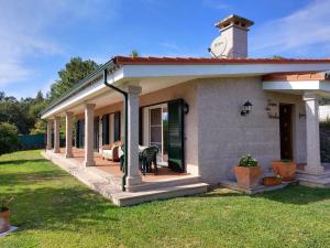 a house with a porch and a lawn at Casa da Viña in Guillade