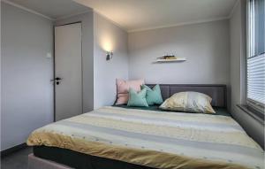 シュトラールズントにあるBeach Front Home In Stralsund With Wifiの小さなベッドルーム(枕付)