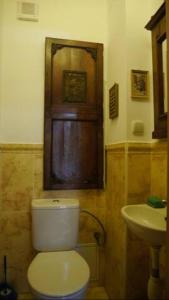 une salle de bain avec des toilettes blanches et un lavabo dans l'établissement 74m², ruhige, stilvolle 4-Zimmerwohnung, à Poprad 10 autres photos