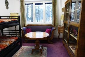 Cette chambre comprend une table, un canapé et une fenêtre. dans l'établissement 74m², ruhige, stilvolle 4-Zimmerwohnung, à Poprad