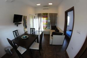 TV a/nebo společenská místnost v ubytování Apartments Neno