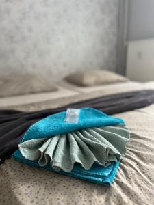 einen Stapel Handtücher auf dem Bett in der Unterkunft Ubytovanie pod štítmi Vysokých Tatier in Tatranska Strba