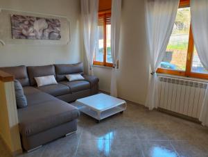 a living room with a couch and a table at Superbe Appartement de 5 pièces avec 3 grandes chambres situé dans un jolie village in Montefalcione