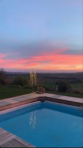 Piscina di Villa piscine avec vue exceptionnelle o nelle vicinanze