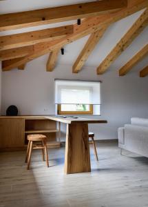 sala de estar con mesa de madera y sofá en ADQ Abbraccio della quercia, en Buje
