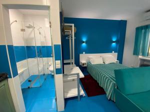 Habitación azul con cama y espejo en Estúdio Berlenga, en Nazaré