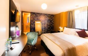 ein Hotelzimmer mit einem Bett und einem Schreibtisch in der Unterkunft Dreams Hotel Boutique in Arequipa