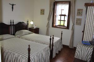1 Schlafzimmer mit 2 Betten und einem Fenster in der Unterkunft Quinta do Pomarinho in Arouca
