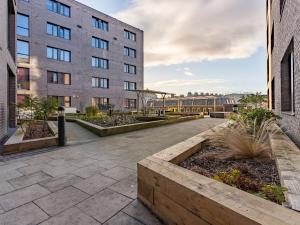 a courtyard in front of a tall building at For Students Only Ensuite Bedrooms at Powis Place minutes away from Aberdeen City Centre in Aberdeen
