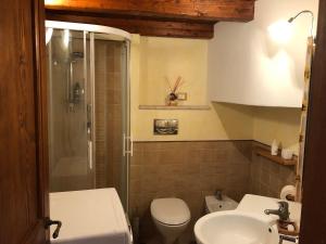 A bathroom at Grazioso appartamento in centro storico